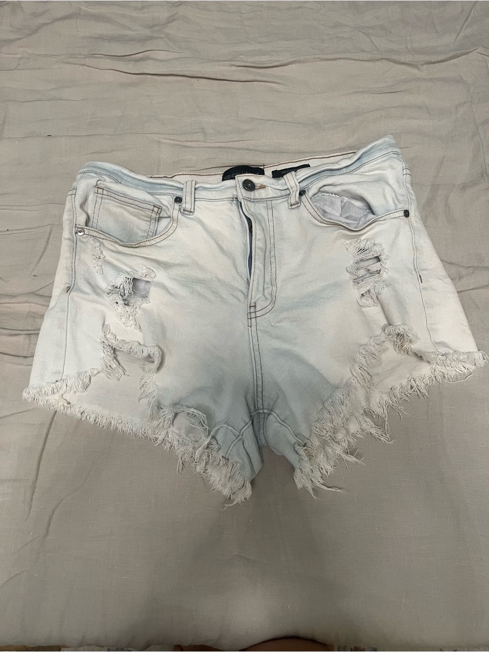 Kendall + Kylie light blue distressed denim shorts size 11/30